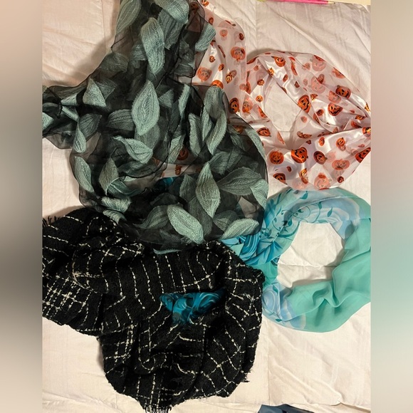 BUNDLE of scarves - Picture 1 of 9